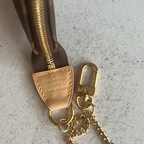 Louis Vuittton NWT tag, dust bag and box included. - Picture 4 of 10